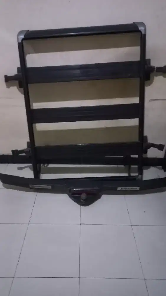 Rak mobil dan tanduk belakang