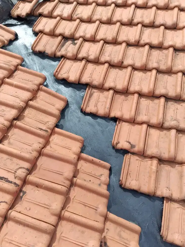 Perbaikan atap bocor/rembes