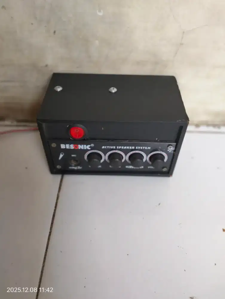Amplifier karaoke miniaturan