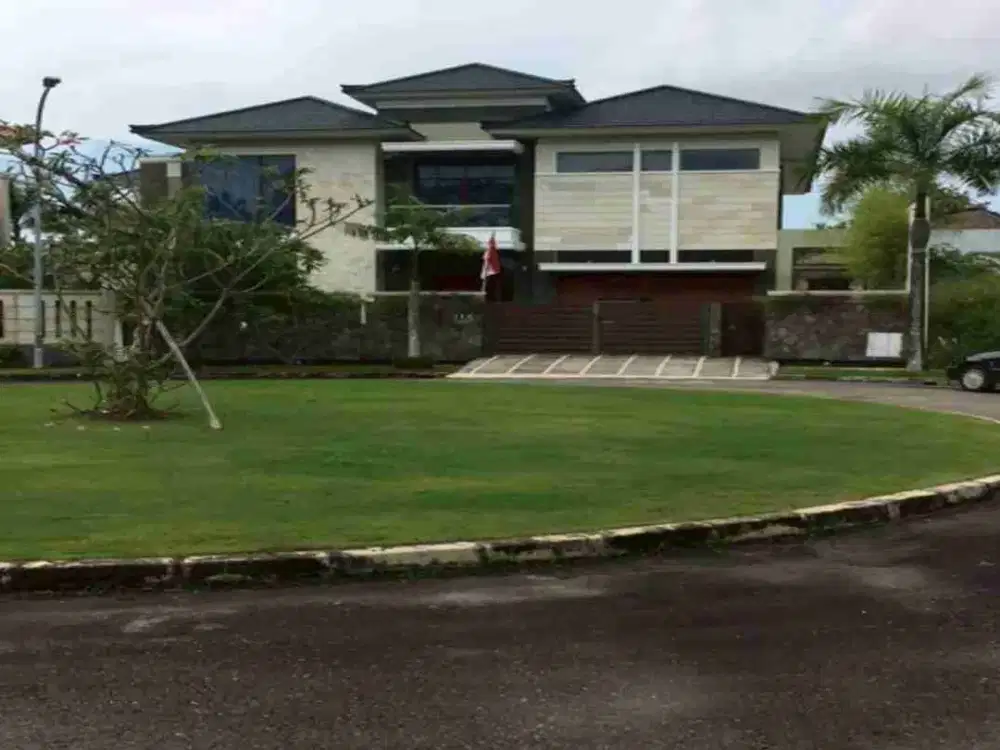 DIJUAL!!
1 Unit Rumah 2 lantai full renovasi dengan kolam renang di  Bukit Indah Sukajadi