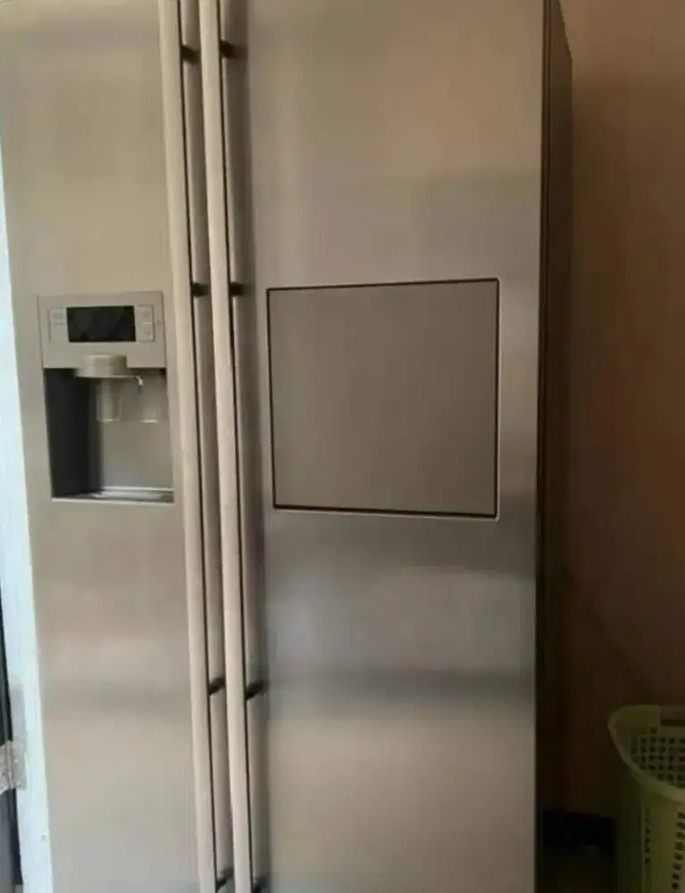 Kulkas mewah x apartmen merek Samsung