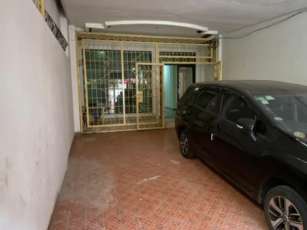 Bangunan Komersil Ruko 3,5 Lantai Lokasi Strategis di Kebon Kacang Jakarta Pusat