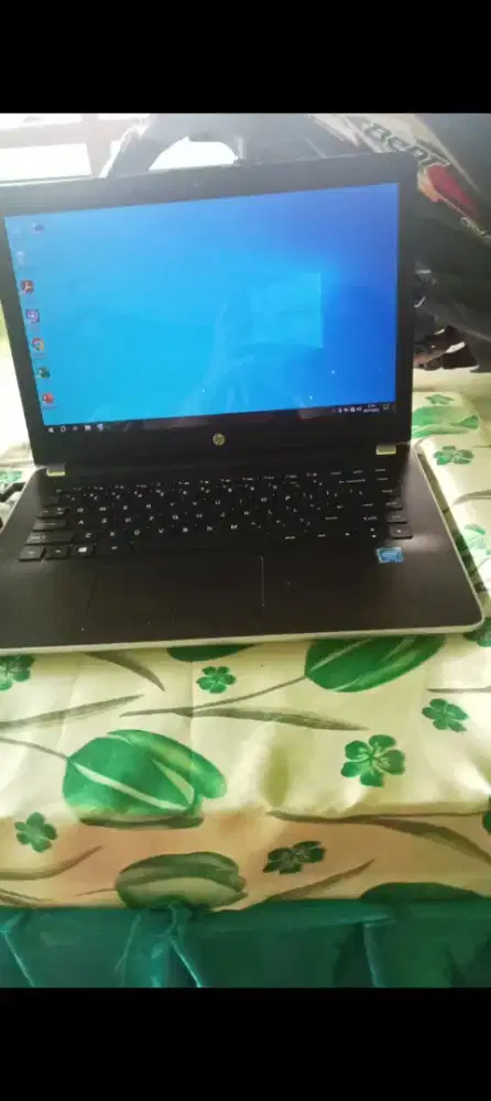 Laptop merk HP .tipe ada digambar .slide .