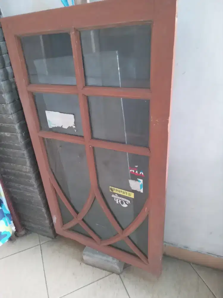 Jendela kayu kaca