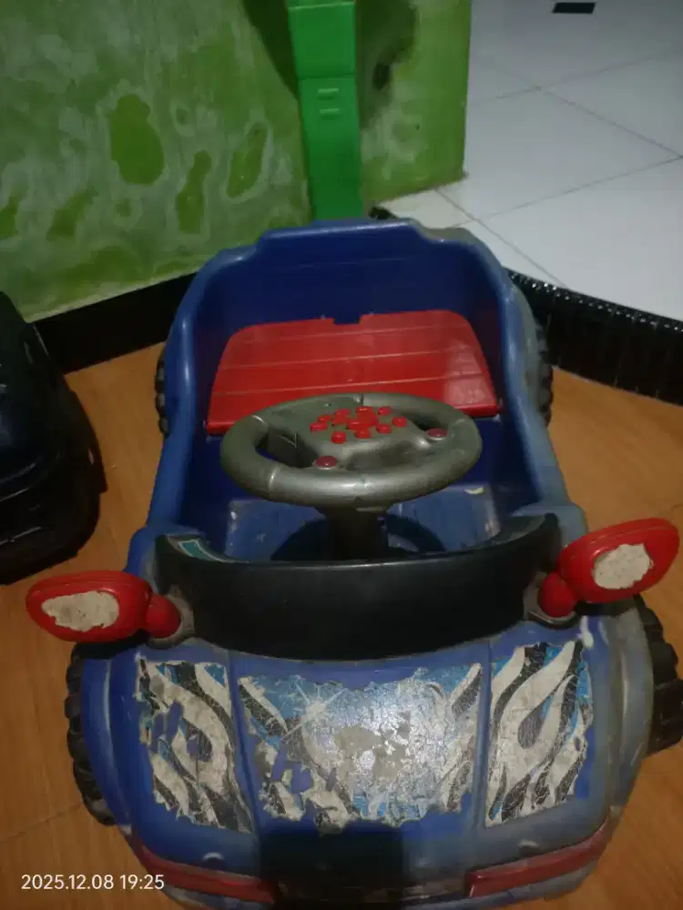 Mainan mobil-mobilan anak