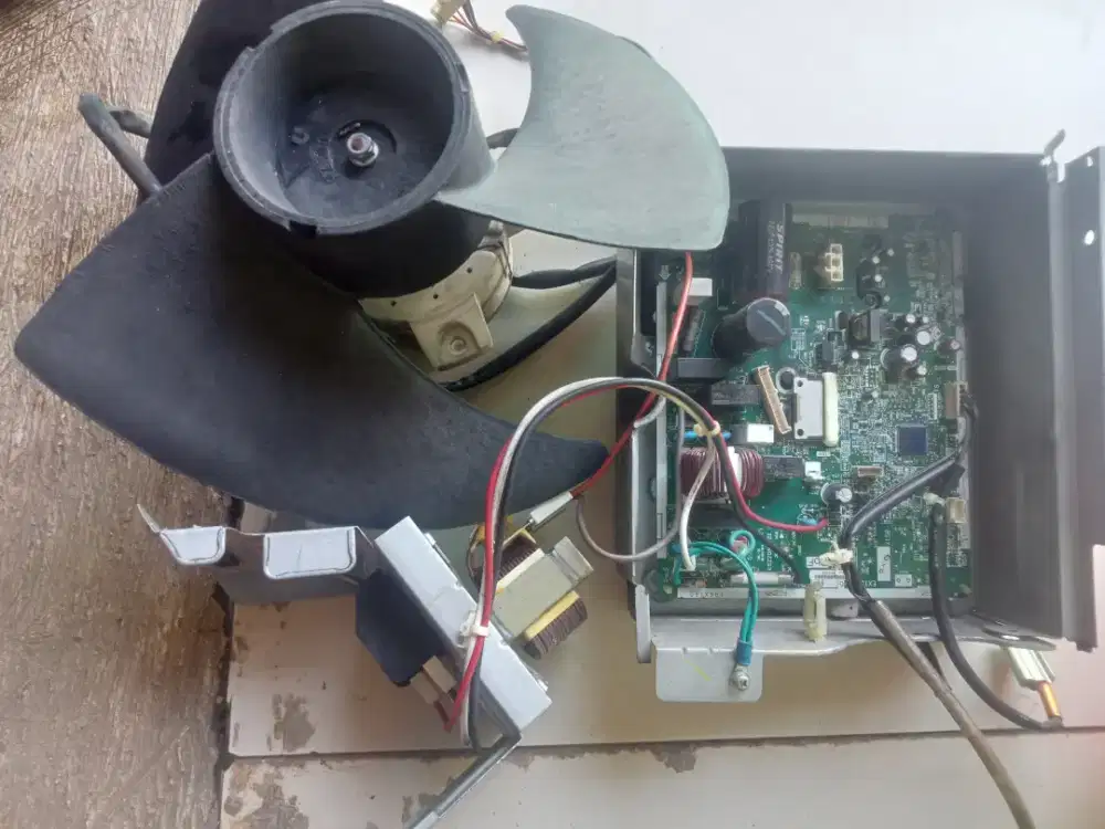 Modul outdoor AC Daikin inverter dan fan outdoor