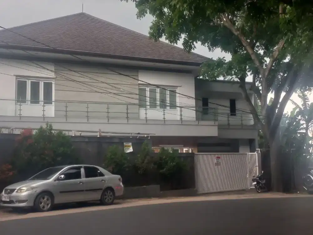 Rare! Rumah Mewah + Kolam Renang Besar di Mainroad Setiabudi Akses Terbaik ke Lembang