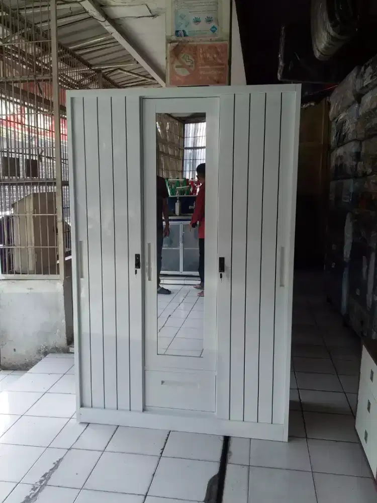 lemari besi 3 pintu
