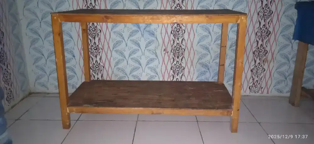 1 unit meja kayu