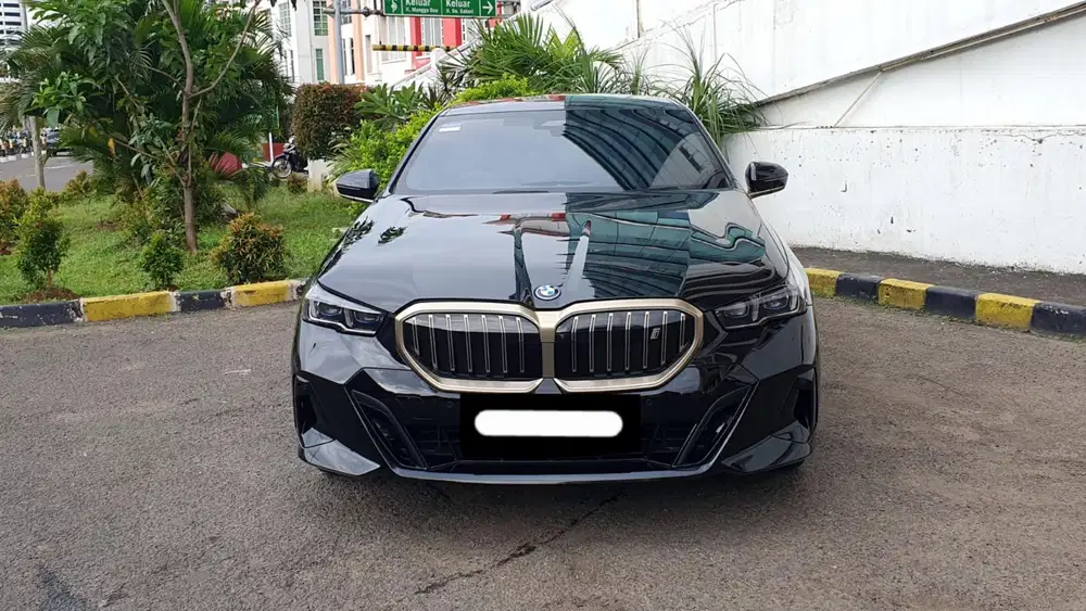 Km6rb bmw i5 listrik 2024 hitam