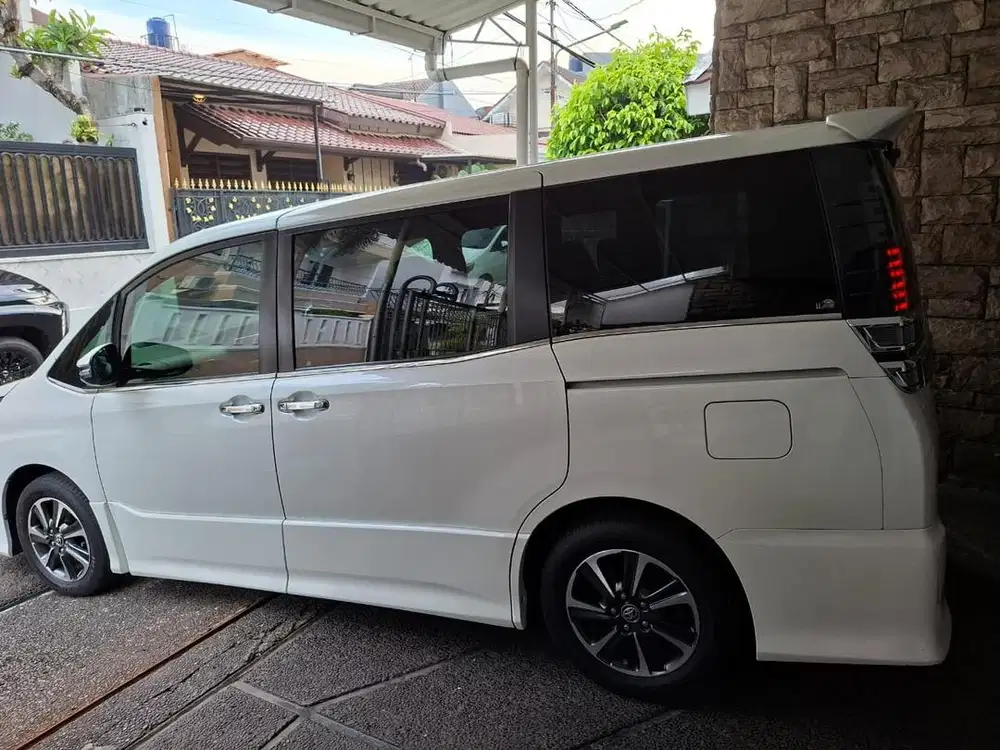 Toyota Voxy 2019