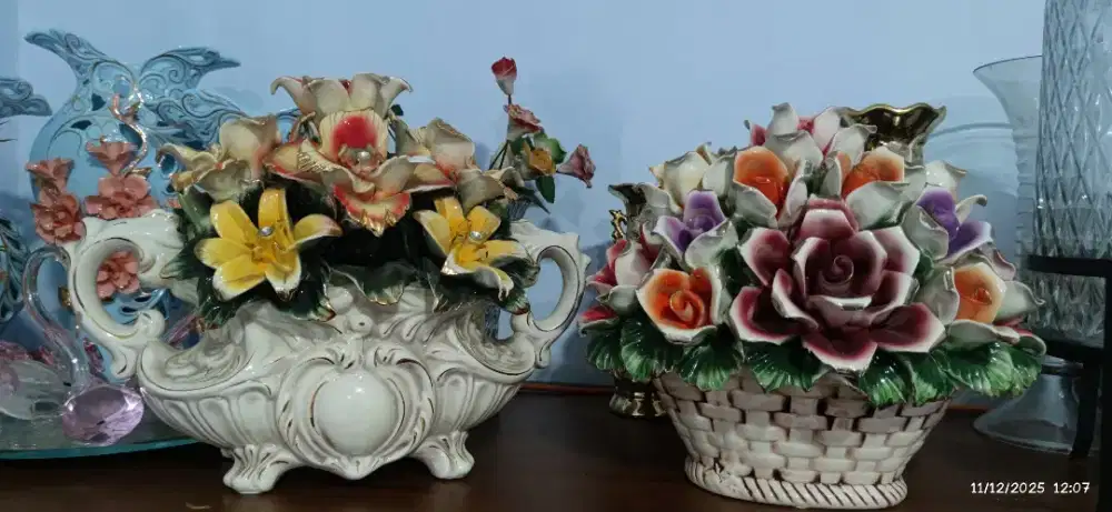 Bunga keranjang keramik Capodimonte