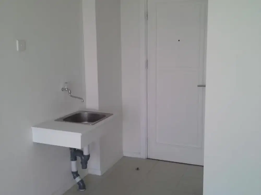 ready disewa unit apartemen green lake sunter,studio unfurnished,AC,luas 20,lantai tengah,view danau