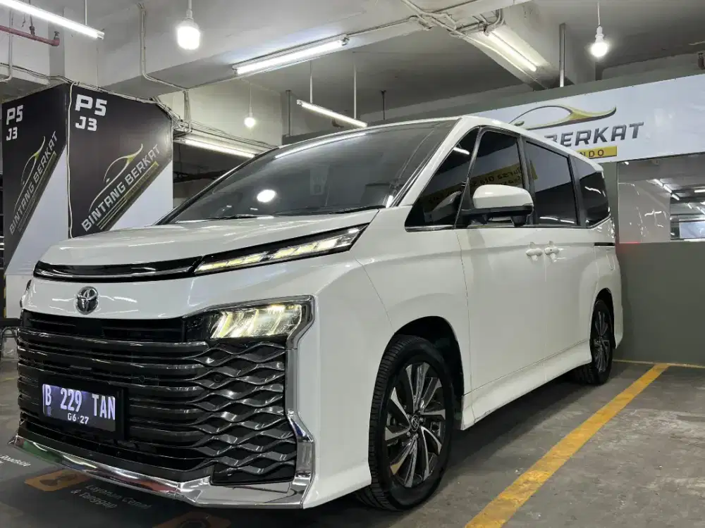 Voxy AT 2022 facelift Putih