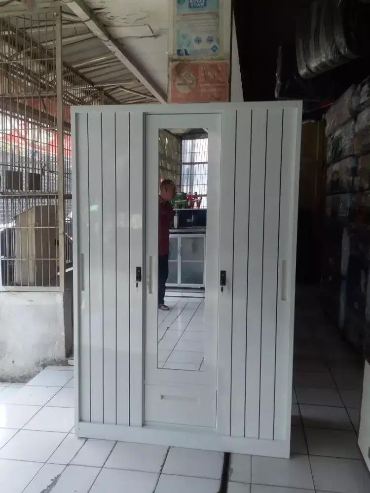 Lemari besi 3 pintu