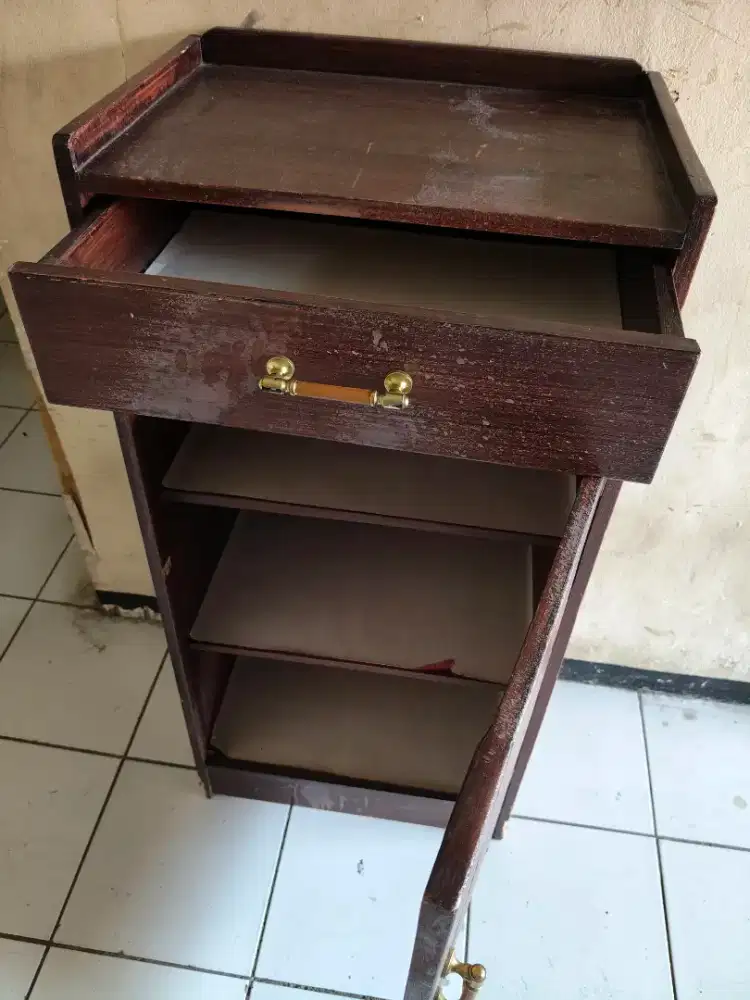 Lemari kayu tempat perkakas/dapur