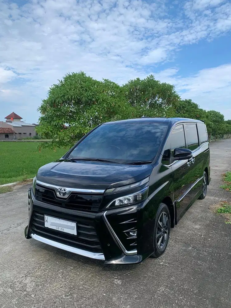 Toyota Voxy 2.0 A/T 2018