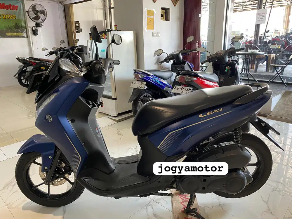 (B) Yamaha Lexi. 125 tahun 2023 cash & credit