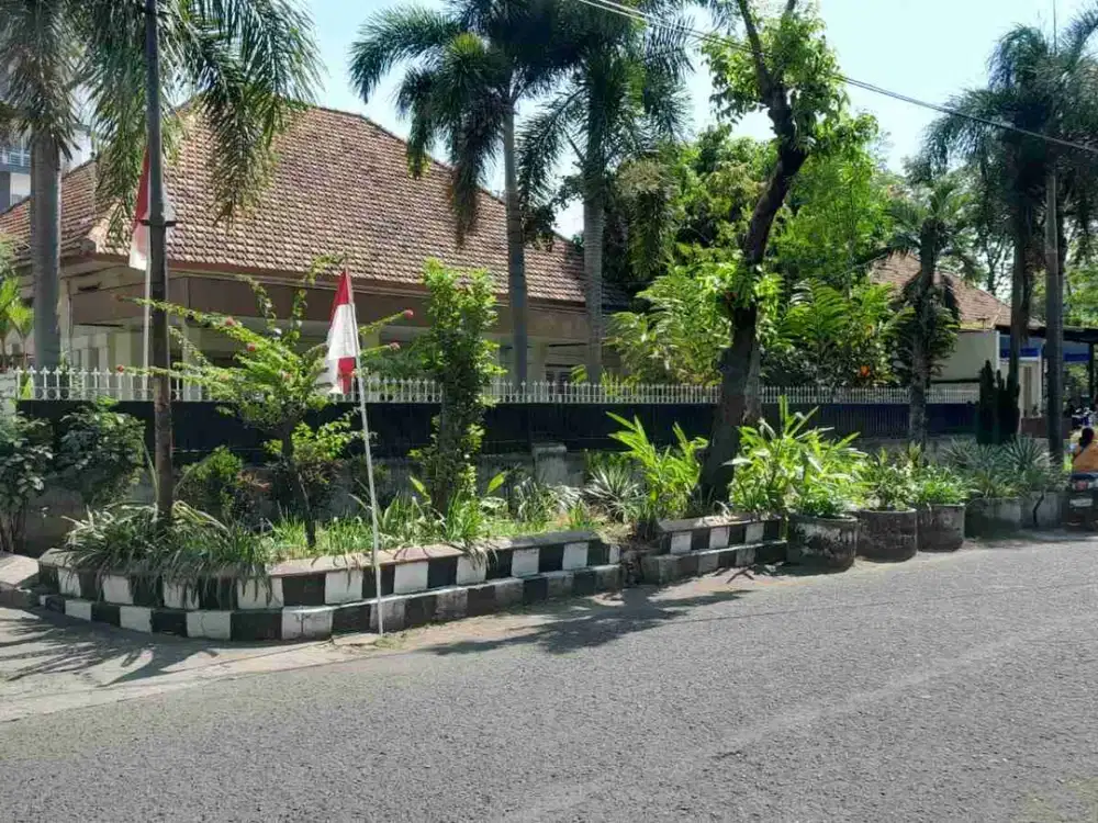 Komersial Area Dijual Rumah Luas Pusat Kota Surabaya Hanya 50meter Dari Raya Diponegoro