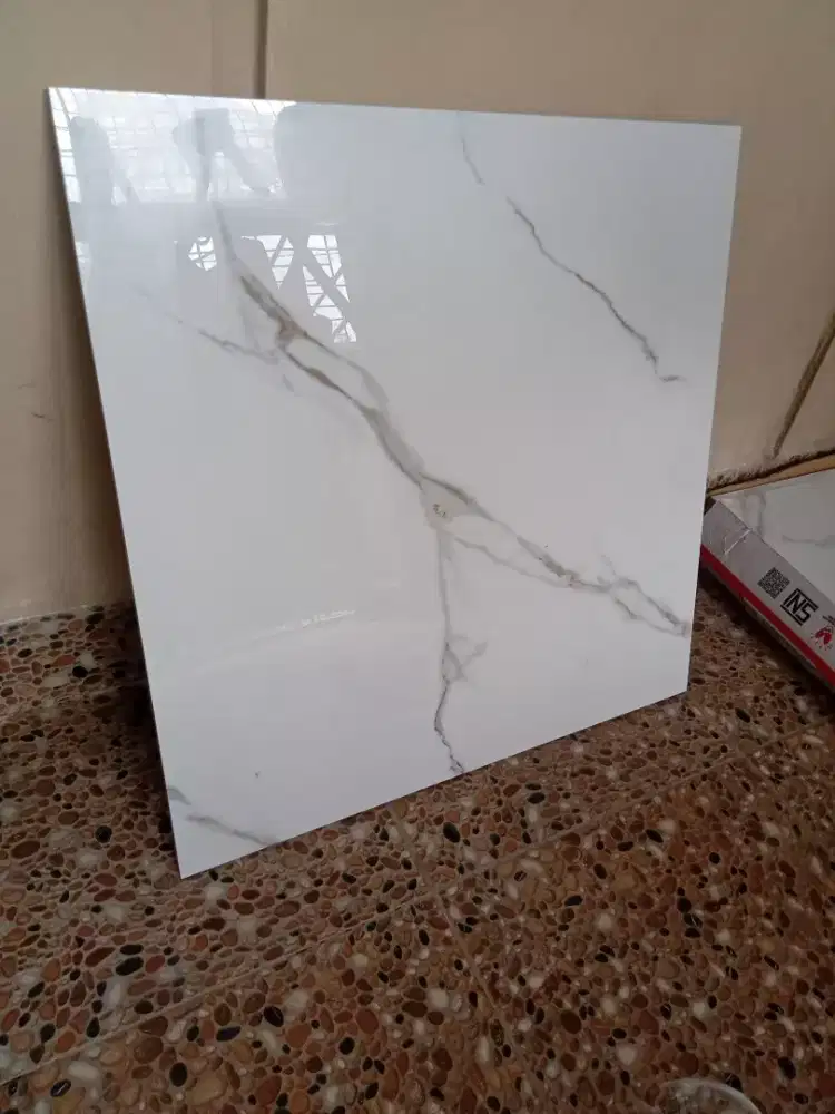 Granit 60x 60 baru beli aja edisi lagi rehab lantai  1 kotak/isi 4