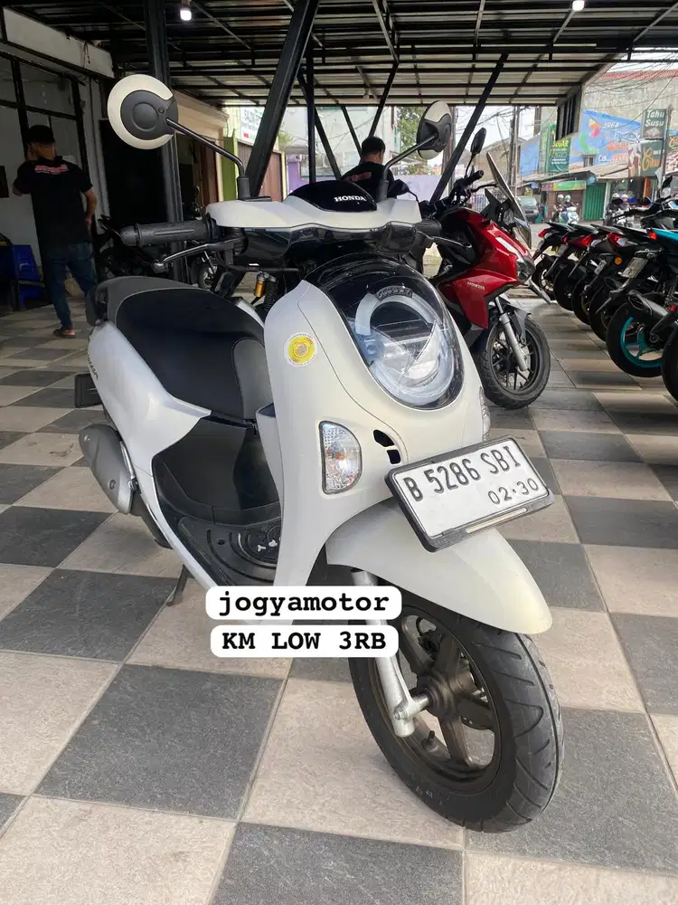 (B) Honda scoopy Prestige tahun 2025