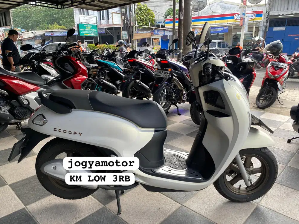 (B) Honda scoopy Prestige tahun 2025