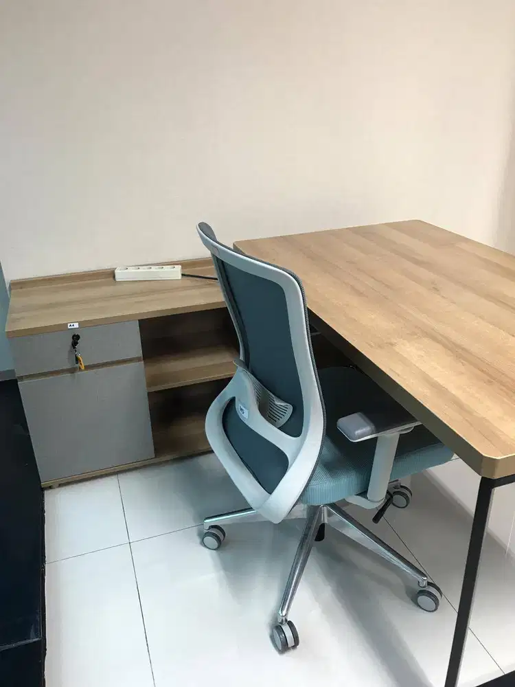 Meja Informa kantor manager L shape bekas