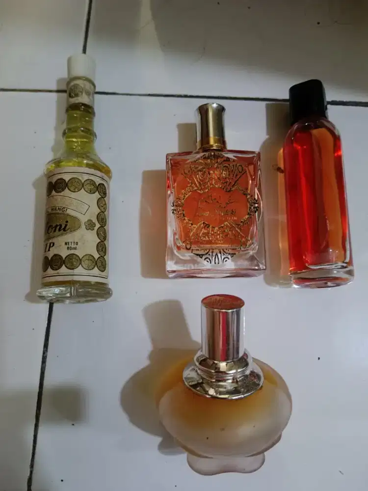 Dijual Borongan Botol Parfum Minyak Wangi masih ada isinya.