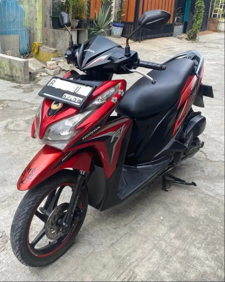 DI JUAL CASH MOTOR HONDA VARIO 125 THN 2014 WARNA MERAH KONDISI MULUS