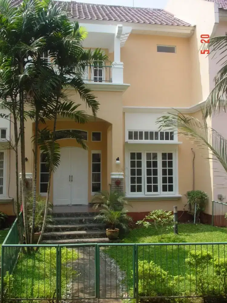 Rumah Besar 4 lantai Full Furnished ada Kolam Renang & Sport Centre
