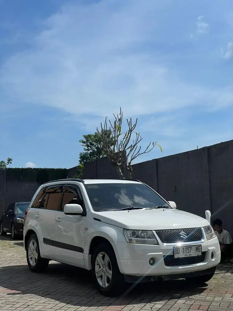 Suzuki grand vitara putih 2008