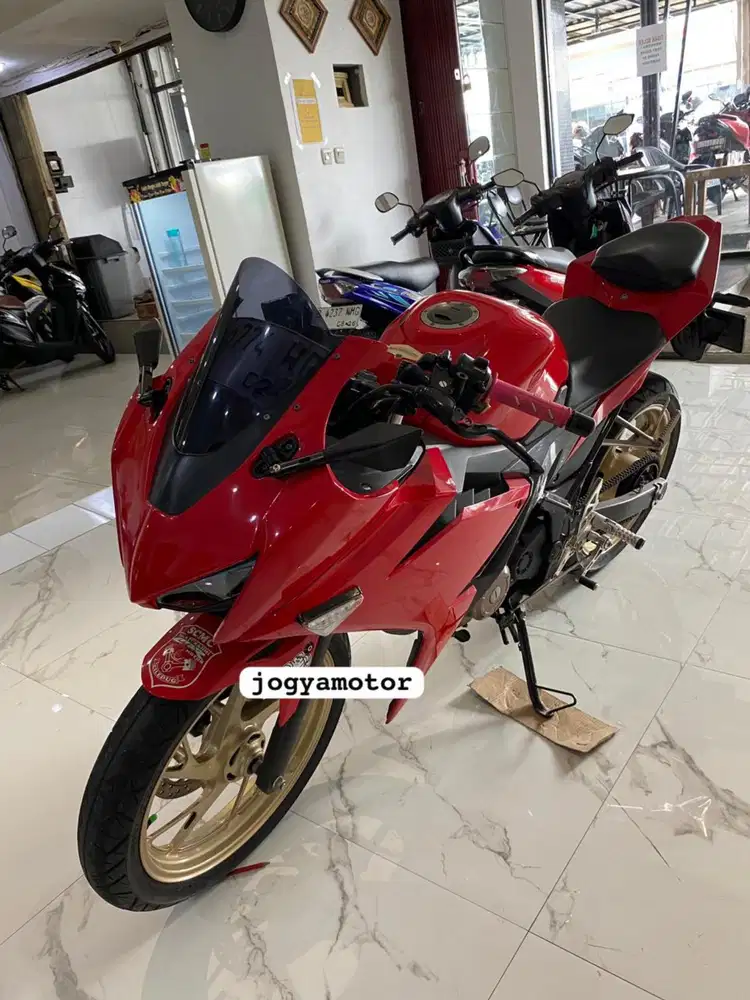 (B) honda cbr150r tahun 2018 cash credit