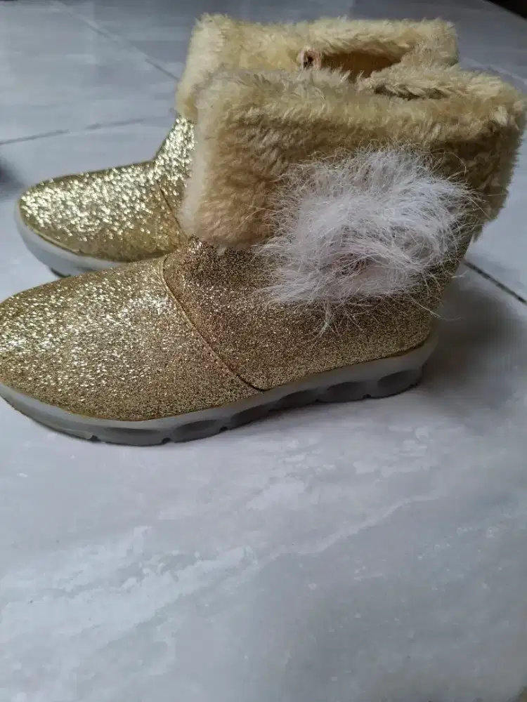 Sepatu anak perempuan