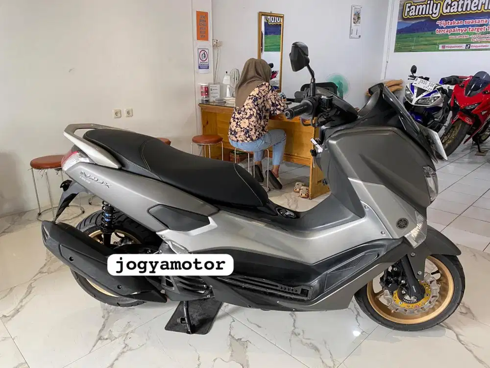 (B) Yamaha nmax 155 tahun 2018