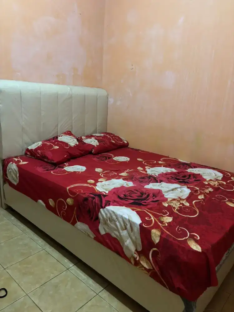 Kasur sama dipan mulus baru pake 6 bulan , merek UNILAND