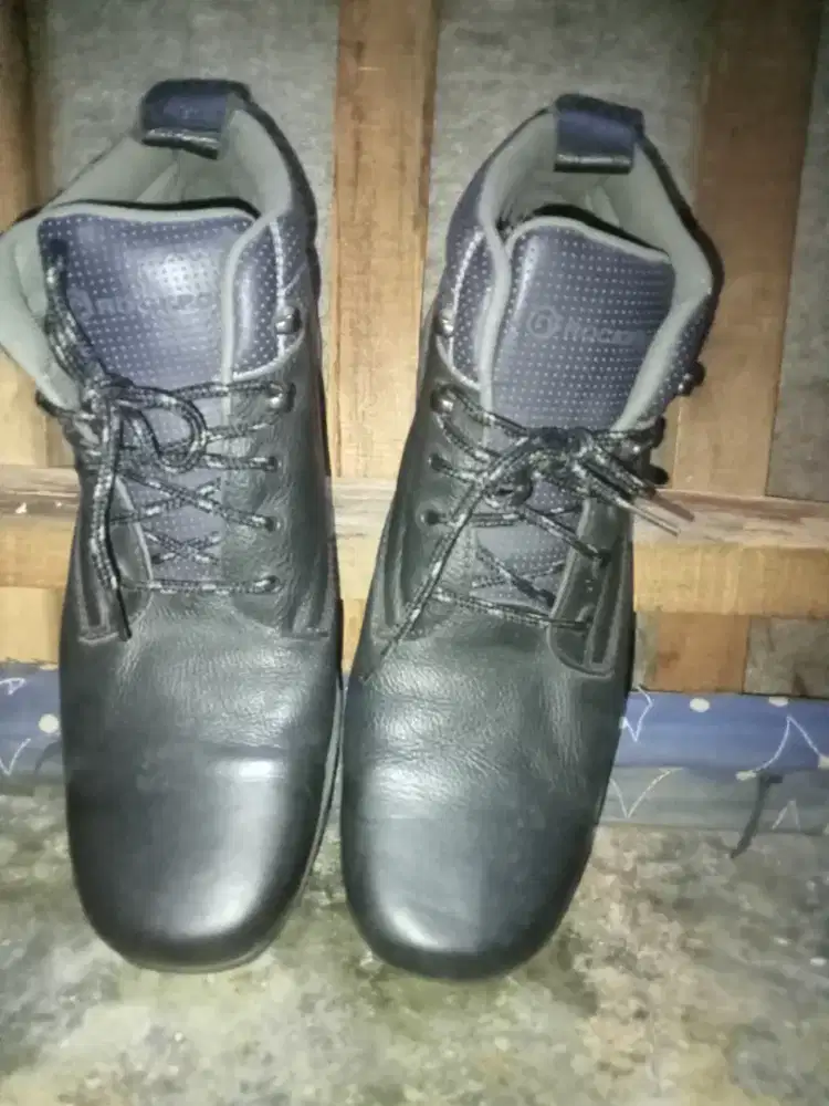 Sepatu boots Rockport