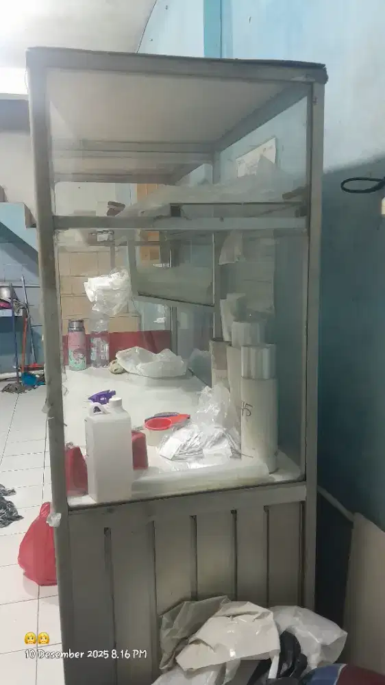 etalase bekas mie ayam