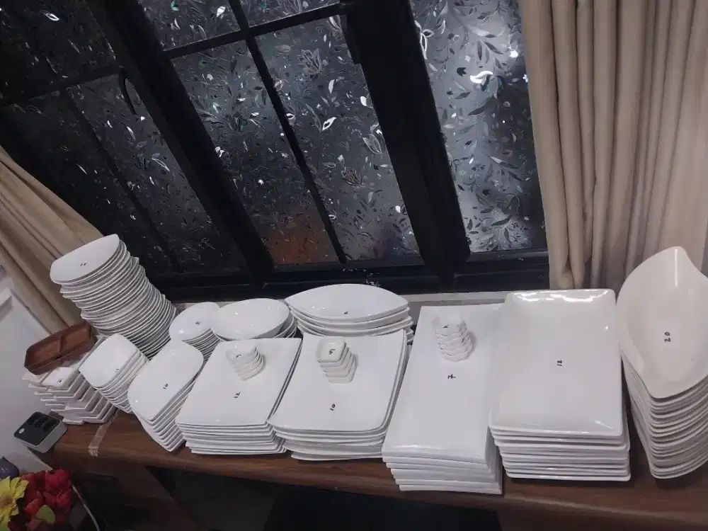 Dijual Per Pcs Piring-Piring Porselen Hotel