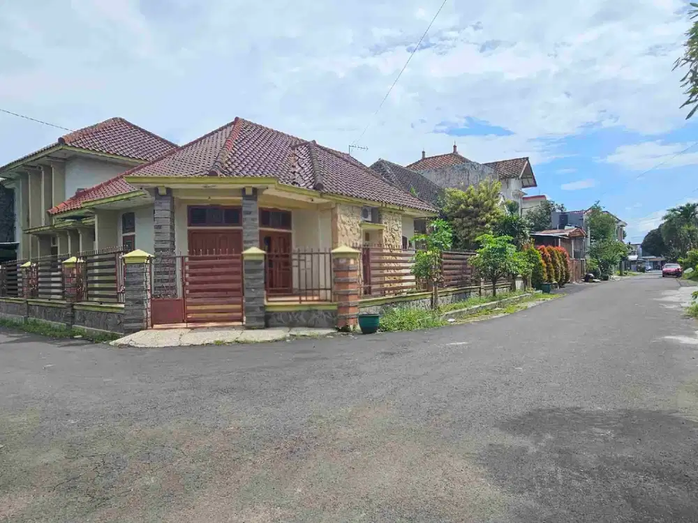 rumah sangat kokoh posisi hook dekat bunga cengkeh suhat dekat kampus UB Brawijaya bagus direnov kos elite