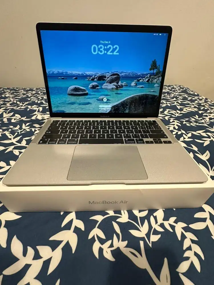 Macbook air M1 8+256 like new