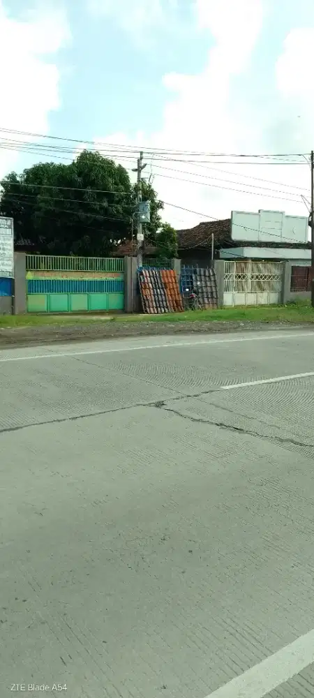 Dijual bangunan rumah,lokasi strategis,di jl rya kota besar gubug-smg.