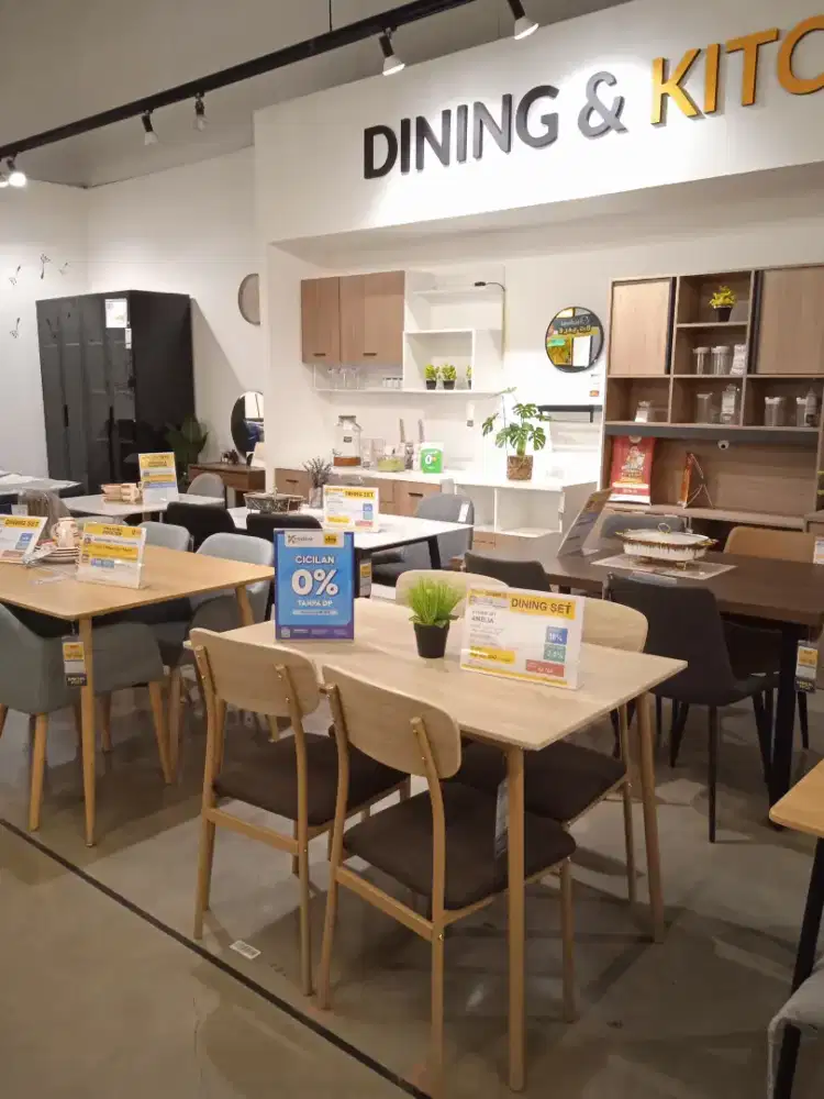 Satu set meja makan minimalis