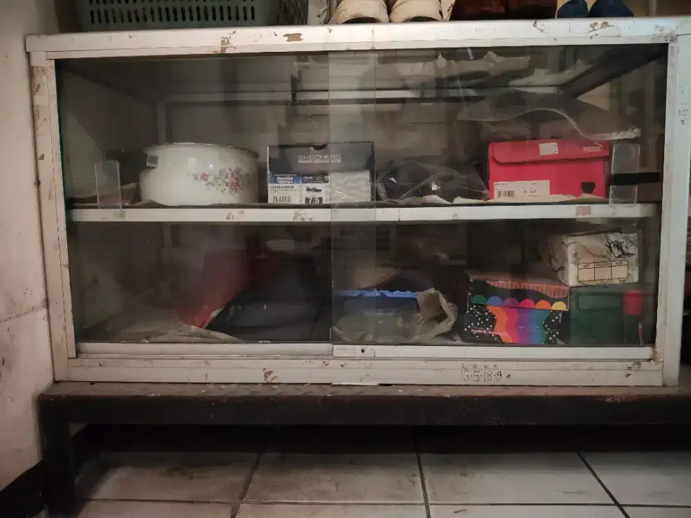 Lemari kaca warung makan