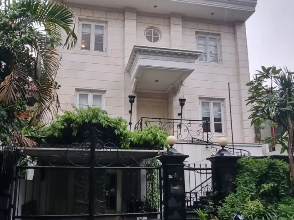 Dijual Rumah Mewah 4BR Luas Tanah 194m2, Lokasi Tenang Dekat Taman di Pondok Indah, Jakarta Selatan