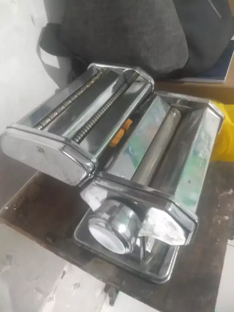 alat roll mie dan adonan pastel