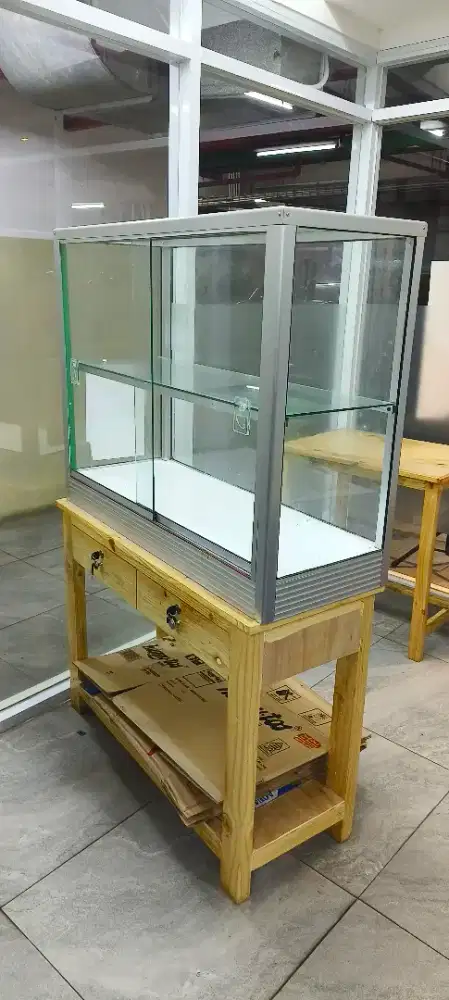 Etalase kaca 2 susun & mejanya