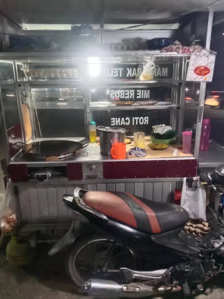 Etalase plus becak motor