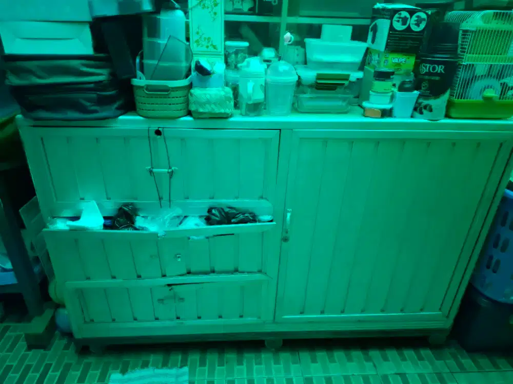 Etalase lemari bekas jualan