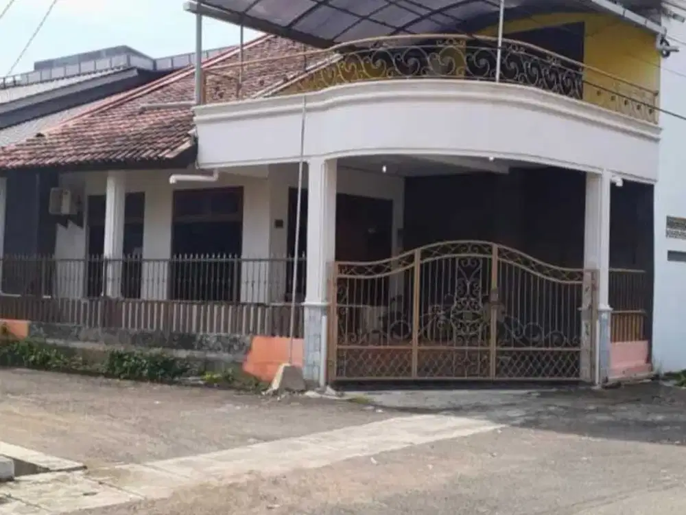 Rumah strategis Jl. Halmahera Semarang Timur - 11045