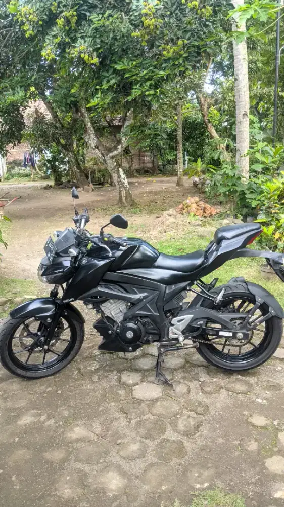 Dijual Suzuki GSX S150 Warna Hitam